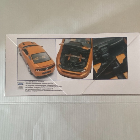 REVELL 2014 FORD MUSTANG GT MODEL KIT 1/25 SCALE - Picture 4 of 6